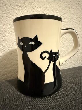 Hues N Brews “Cattitude” Retro-Inspired Black Cat & Paw Print 10-ounce Mug,Cream